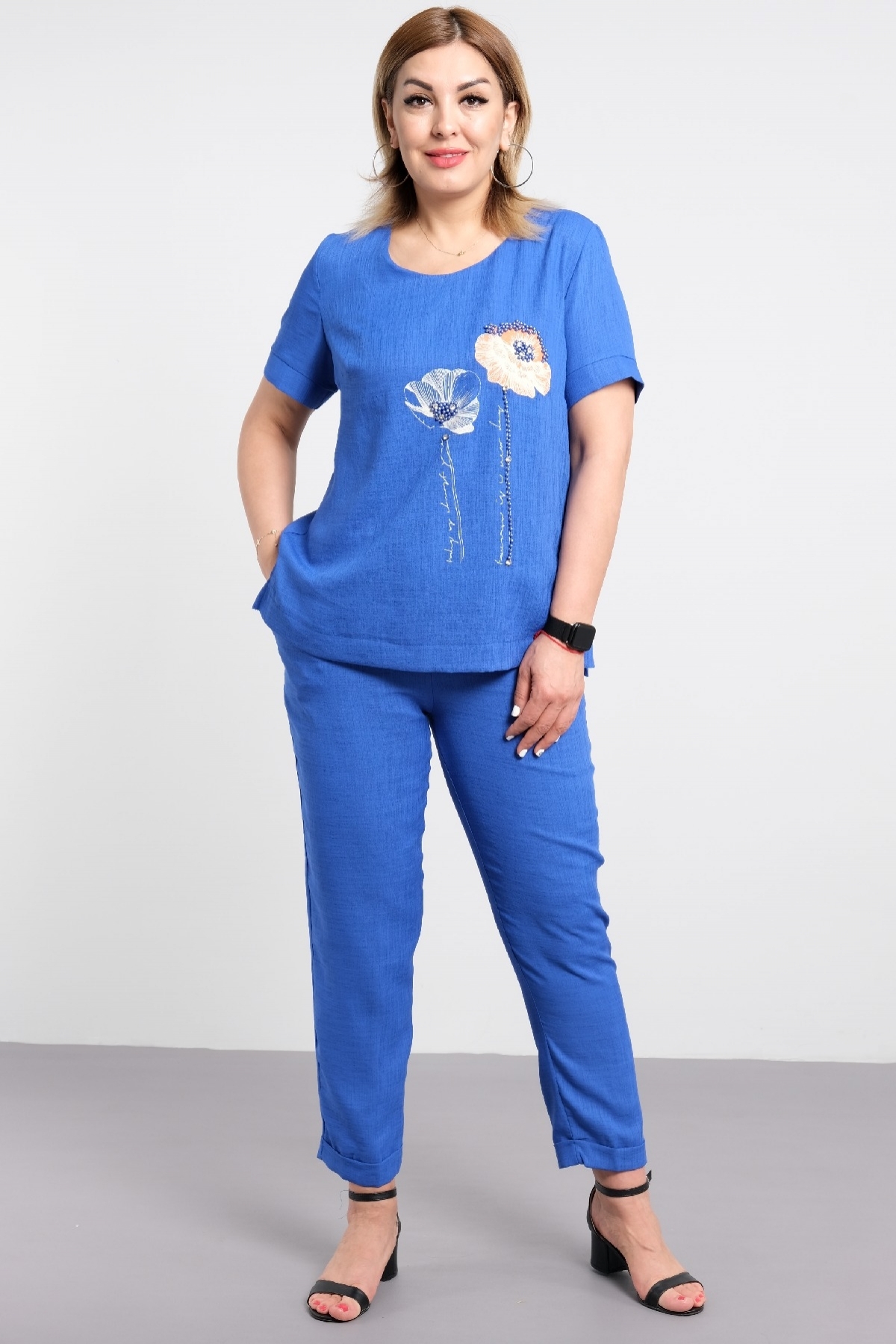 plus size women's two-piece suit with round neck short sleeve floral visual embroidered top and skinny-leg trousers
