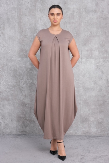  This elegant womens dress features a modern style and comes in a taupe color. The dress is available in sizes S, M, and L. The fabric composition is made up of 65% viscose and 35% polyester, providing lightness and durability. The dress has an eye-catching pleat detail on the front and a plain design on the back. This chic and comfortable dress is suitable for both daily wear and special occasions.