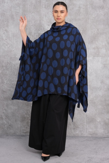  This womens poncho is perfect for plus sizes, featuring an elegant design. It stands out with its Sapphire Blue color and is designed to fit standard sizes from 36 to 42. Made from 65% Viscose and 35% Polyester, it offers both comfort and durability. The front provides a wide and flowing appearance, while the back also has a relaxed cut. It is an excellent choice for women looking to achieve a modern and comfortable style.