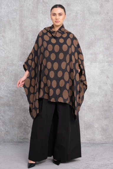  This elegant plus-size womens poncho is designed to suit all body types with its wide size range (STD(36-42)). The color chosen is Camel, and the fabric composition is 65% Viscose and 35% Polyester. The front and back views highlight the ponchos wide cut and comfortable structure. Its soft fabric offers both elegance and comfort. With its large circular patterns, it achieves a fashionable and dynamic look.
