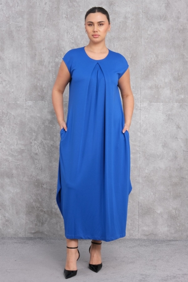  This stylish womens dress features a modern and elegant design. The dress is a sophisticated royal blue color, symbolizing feminine elegance perfectly. The dress is available in sizes S, M, and L, ensuring options for every woman. The fabric content consists of 65% viscose and 35% polyester, making the dress both lightweight and comfortable. The front seam detail and waist-level pockets add a contemporary touch to the dress. The back of the dress is simple and plain, contributing to a minimalist overall look.