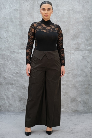  The plus-size wide-leg trousers seen on the model are brown in color. Designed to provide elegance without sacrificing comfort, these trousers are made from a perfect blend of viscose, polyester, and elastane, with a fabric composition of 80% viscose, 15% polyester, and 5% elastane. This blend ensures both flexibility and durability. The trousers are available in sizes S, M, L, and XL. Ideal for everyday wear, these trousers are a timeless piece that will complement all your outfits.