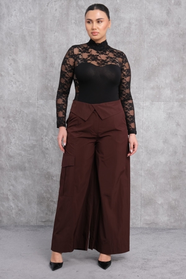  These plus size wide-leg pants for women feature a stylish and comfortable design. The burgundy-colored pants offer both softness and flexibility with their fabric composition of 80% viscose, 15% polyester, and 5% elastane. They are available in sizes S, M, L, and XL. The wide-leg design offers a modern and relaxed look. The pants have two pockets in the front and a plain back.