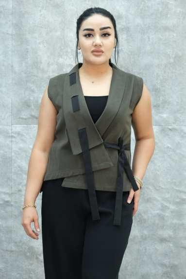  This womens vest features a stylish and modern design. It comes in brown and is available in four different sizes (S, M, L, XL). The fabric content is 100% cotton, making the vest extremely comfortable and breathable. The front design of the vest is buttonless with a cross-over closure, giving it a chic appearance. There is a tie detail on the side, and the back has a plain structure. As seen on the model, it is perfect for daily use and pairs well with various outfits.