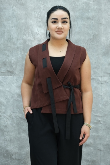  This womens vest stands out with its elegant and stylish design. The product is in a burgundy color and is available in various sizes (S, M, L, XL). Made from 100% cotton, it offers natural and comfortable wear. 