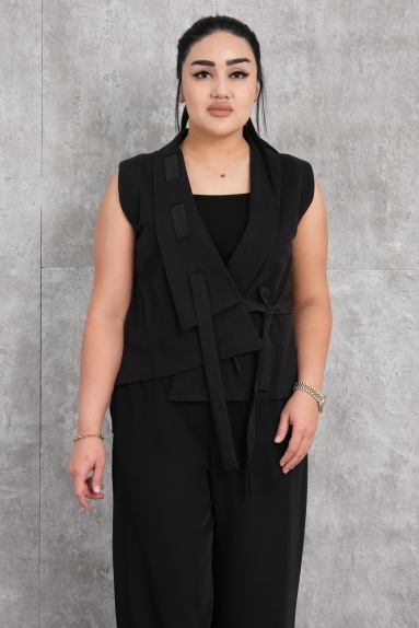  This elegant womens vest stands out with its modern and sophisticated design. The vest in black color perfectly complements any outfit. Available in sizes S, M, L, and XL. Made from 100% cotton fabric, this vest is both comfortable and practical. The tie detail at the front adds a chic touch to the vest. Its sleeveless design keeps you cool in hot weather while providing a stylish and modern look. The back has a plain and simple appearance, combining minimal style with elegance.