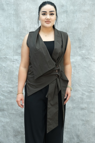  This brown womens vest features a sleek and modern design. Made from 100% polyester fabric, it is lightweight and comfortable. The vest is available in sizes XS, S, M, and XL. The front has a cross-tie design and is secured with two buttons. The front of the vest has asymmetric cut details, while the back has a more plain and simple appearance. This vest is a perfect choice for both everyday use and special occasions.