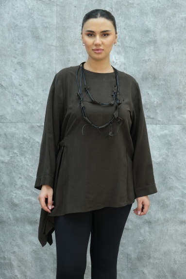  This product is a plus-size womens tunic worn by the model. The tunic is in brown color and designed specifically for a comfortable yet stylish wear. The fabric composition is 92% Modal and 8% Polyester, which provides a soft touch. The tunic is available in sizes L and XL. It features long sleeves and a straight cut, with slight slit details on the sides. This tunic can be easily preferred for both daily wear and special occasions, making it perfect for women who seek both elegance and comfort.
