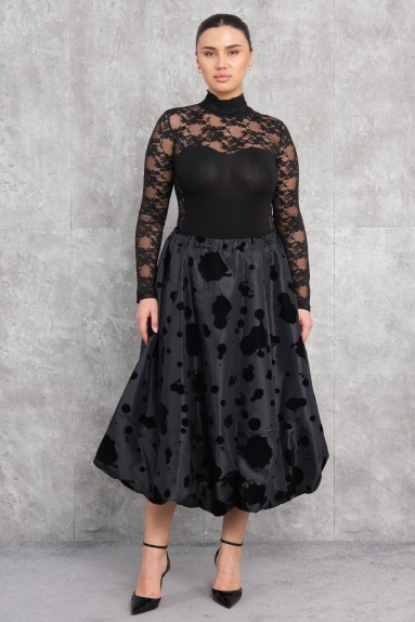  This black womens skirt stands out with its elegance and sophistication. The skirt seen on the model is made of 95% viscose and 5% elastane fabric content. Thus, it offers a lightweight, breathable, and comfortable wear. The skirt is notable for its curvy lines and elegant cut. Available in STD (36-42) sizes, this chic piece is a perfect choice to complete your elegance on special occasions and events.