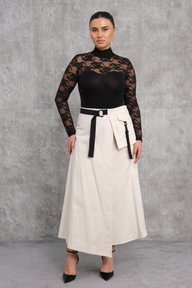  This elegant beige skirt offers a comfortable style for women. Available in different sizes (S, M, L, XL), it fits every body type. The skirt is made from 100% cotton and provides comfort throughout the day. With a modern belt detail at the front, this skirt completes your chic look.