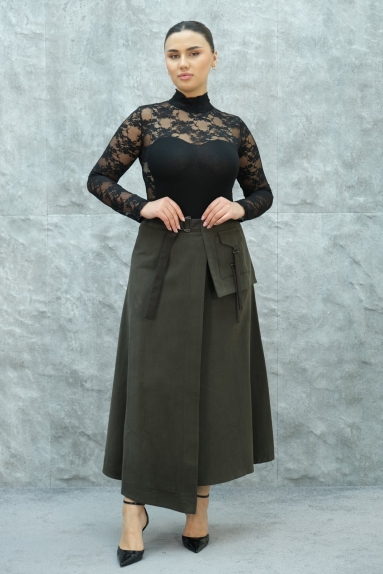  This product is an elegant brown skirt for women. It is available in sizes S, M, L, and XL. The skirt is made entirely of 100% polyester fabric, which provides comfort and a stylish appearance. The length of the skirt is below the knee, and it is complemented with a belt detail at the waist. There is a large pocket detail on the front. It offers a modern and sophisticated style.