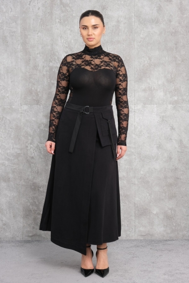  This elegant black womens skirt features a stylish and modern design. The product is made of 100% polyester fabric, providing durability and comfort. The skirt comes in S, M, L, and XL sizes. The skirt is adorned with a belt detail at the waist, adding extra elegance. Additionally, the plain and wide cut of the skirt allows for easy combination with different tops.
