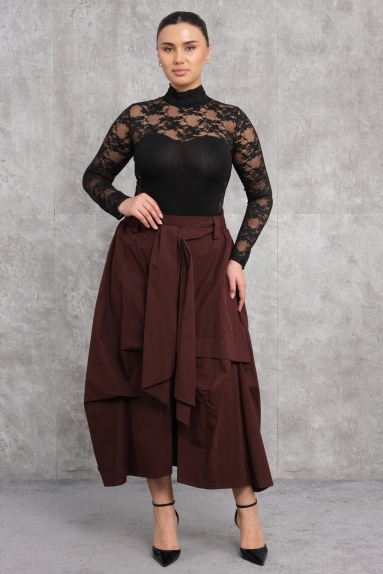  A womens skirt in burgundy color, made from 100% polyester fabric. It is available in sizes S, M, L, and XL. This stylish and modern design features a bow detail at the front and a straight cut at the back. Its an ideal choice for both daily wear and special occasions.