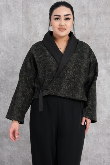  This is a womens jacket designed in khaki color. Available in sizes S, M, and L, the fabric content is 100% polyester. The jacket features a front tie detail and has wide, long sleeves. The back side is also in khaki color like the front, giving the jacket a modern and stylish appearance overall.