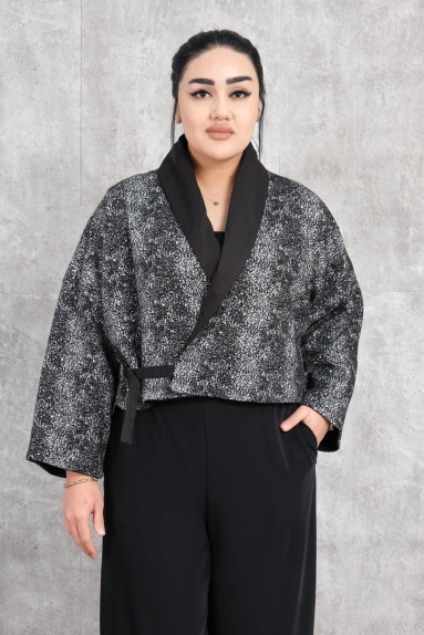 This stylish womens jacket stands out with its black and white color combination. With its loose cut and comfortable structure, this model is suitable for daily use and offers both a chic and comfortable appearance. The fabric content of the jacket consists of 65% viscose and 35% polyester. The viscose material provides extra softness to your skin and is ideal for long-term use. Polyester makes the jacket durable and long-lasting. Size options available are S, M, and L. This jacket, which keeps you warm especially on cold days, allows you to create different styles with various combinations.
