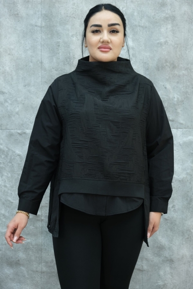  This elegant black blouse is a must-have piece for womens wardrobes. The blouse worn by the model is made from 100% polyester fabric, providing both flexibility and comfort. Available in sizes S and M, this blouse is designed to fit different body types. The embossed texture used on the front and back gives the blouse a distinctive and eye-catching appearance. Its loose and comfortable cut makes it ideal for daily wear. You can easily pair it with jeans or skirts.