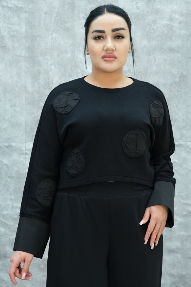  This elegant black womens blouse combines sophistication and comfort. Available in different sizes (S, M, L, XL) to fit every womans wardrobe. The soft and stretchy fabric consists of 80% Viscose, 15% Polyester, and 5% Elastane. The front features modern details, while the back is completed with a small button. You can effortlessly wear this blouse anywhere, adding a touch of elegance to your style.
