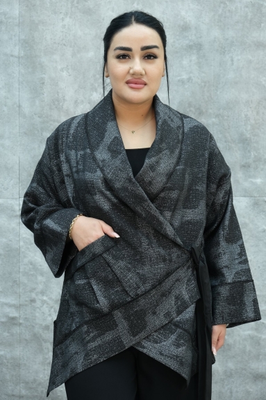  This womens jacket boasts a stylish and modern design. It comes in a versatile grey color. The available sizes are S, M, L, and XL. The jacket is made from a blend of 95% Polyester and 5% Lycra, making it both durable and flexible. The front features wide collar details and eye-catching patterns. Its relaxed fit ensures comfort for everyday wear. The back is simple and clean, maintaining its elegance through simplicity.