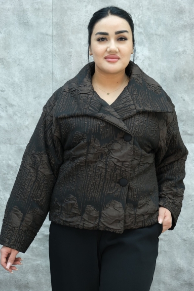  This stylish womens jacket stands out with its brown color. The jacket is available in different sizes from small to extra-large (S, M, L, XL). Made from 100% Polyester fabric, it offers a lightweight and comfortable wear. The front of the jacket features a double-button closure system and a wide collar design, giving it a modern look. The textured patterns on the surface of the jacket add a distinct flair. These texture and pattern details are also clearly visible from the back view.