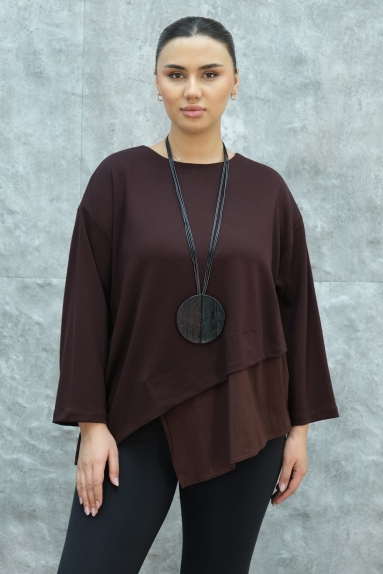  This stylish womens blouse stands out with its burgundy color. Suitable for everyday use, this blouse is available in sizes L and XL. The fabric composition is 80% Viscose, 15% Polyester, and 5% Elastane, making it very comfortable and stretchy. The design of the blouse features asymmetrical layers on the front for a modern and chic look. On the back, there is a buttoned slit for added detail. Both the front and back views offer an attractive and comfortable posture, making this blouse a must-have piece in your wardrobe.