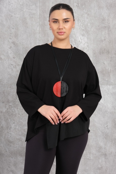  This black womens blouse stands out with its modern and stylish design. The blouse is made from high-quality fabric with a comfortable and flexible structure, consisting of 80% Viscose, 15% Polyester, and 5% Elastane. Available in sizes L and XL, this blouse features a layered detail in the front and a simple design in the back. Ideal for daily wear, this product offers a comfortable and chic look.