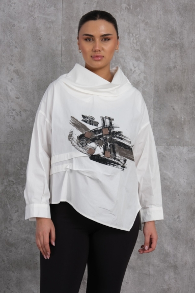  Lets start by introducing the product seen on the model. This womens blouse is in the color ecru and its sizes range from L to XL. The fabric content of the blouse is 100% cotton, which gives it softness and comfort. There is a striking pattern on the front, adding a modern and stylish vibe to the overall look of the blouse. Its relaxed fit makes it ideal for everyday wear.