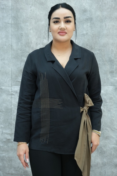  This womens jacket stands out with its elegance and comfort. Available in black, this jacket features a minimalist design and is made from a high-quality blend of 92% Modal and 8% Polyester. It comes in sizes S, M, L, and XL. The cross-stitched detail at the front and the tie belt provide a modern appearance.