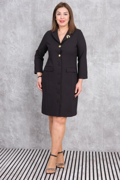  This plus-size womens dress offers a chic and elegant look. Leading in fashion, this black dress is available in all sizes (42, 44, 46, 48). Its fabric composition of 65% cotton, 30% polyester, and 5% elastane ensures comfort. The front closure with three buttons, classic collar detail, and above-the-knee length give it a sophisticated style. The back view features a fully closed look. It is an ideal choice for both daily and special events.