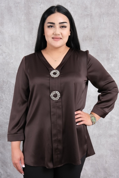  This stylish and comfortable plus-size womens blouse is designed to be a staple in every wardrobe. Its brown color and elegant details make it suitable for both casual and special occasions. The V-neck and the front decorations add a modern touch to the classic design. Available in sizes 44, 46, 48, and 50, the blouse is designed to suit every body type. The fabric contains 65% cotton, 30% polyester, and 5% elastane, providing all-day comfort and freedom of movement. With detailed front and back views, this blouse combines elegance and comfort.