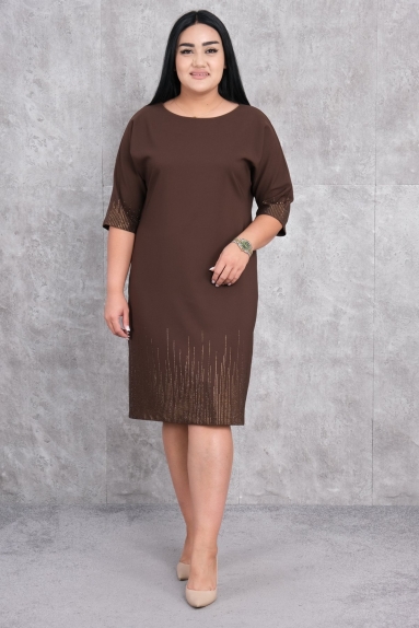  This plus-size womens dress stands out with its elegant brown color and chic design. It is available in sizes 42, 44, 46, and 48. The fabric composition consists of 65% cotton, 30% polyester, and 5% elastane, which provides both comfort and durability. The golden details on the sleeves and hem add an extra touch of elegance. Suitable for both daily wear and special occasions, this dress offers a perfect combination of comfort and grace.