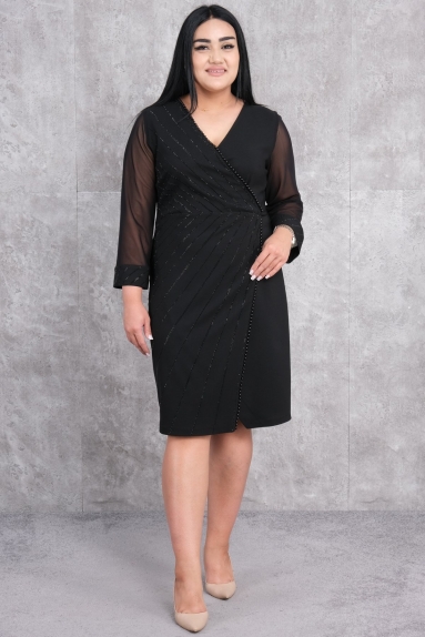  This black plus-size womens dress stands out with its elegant design and comfortable fabric. Made from a high-quality blend of 65% cotton, 30% polyester, and 5% elastane, this dress combines style and comfort with its V-neck design and long sleeves. Available in sizes 42, 44, 46, and 48, this dress is suitable for both daily wear and special occasions. The front features pattern details that offer a simple yet stylish look, while the back is plain with a zipper closure. The long, sheer sleeves add an elegant touch to the overall design.