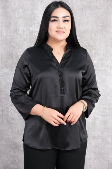  This plus-size womens blouse is a stylish and comfortable option. With its black color and elegant design, it fits well in any setting. The size options are 42, 44, 46, and 48. The fabric content is 65% cotton, 30% polyester, and 5% elastane, providing both softness and flexibility. It features a V-neck design and subtle details on the sleeves. It is suitable for casual wear as well as for more special occasions.