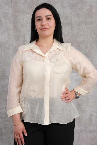  Эта женская сорочка больших размеров сочетает в себе элегантность и комфорт благодаря своему изысканному кремовому дизайну. Состав ткани: 65% хлопок, 30% полиэстер и 5% эластан, что обеспечивает мягкую и комфортную текстуру. Эта рубашка, отличающаяся деталями спереди и сзади, представлена в разных размерах (40, 42, 44, 46), чтобы подойти к различным типам фигуры. Благодаря длинным рукавам и застежке на пуговицы, её можно носить в любое время года. Прозрачные цветочные узоры на рубашке придают ей стильный вид.