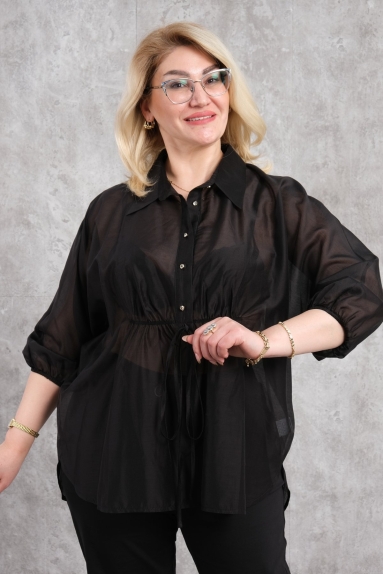  Эта блузка для женщин больших размеров предлагает стильное и удобное сочетание. Эта черная блузка изготовлена из 65% хлопка, 30% полиэстера и 5% эластана. Доступна в четырех различных размерах: 42, 44, 46 и 48. Она имеет застегивающуюся переднюю часть и слегка расклешенные рукава, придавая современный вид. Деталь со шнурком спереди создает более стильный вид на талии. Кроме того, у блузки плоская и прозрачная задняя часть, что добавляет ощущение свежести. Подходит как для повседневной носки, так и для особых случаев.
