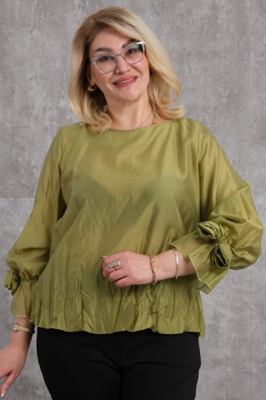 Эта женская блузка плюс размера предлагает элегантность и комфорт в хаки цвете. Доступна в размерах 42, 44, 46 и 48. Состав ткани: 65% хлопок, 30% полиэстер и 5% эластан, что обеспечивает мягкость и легкость. На передней стороне минималистские детали, усиливающие изысканный вид, а на задней стороне прозрачная ткань, добавляющая современный штрих. Эту блузку можно легко выбрать как для особых случаев, так и для повседневной носки, сочетающую в себе стиль и практичность.