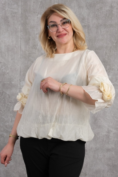  Эта женская блузка большого размера выполнена в элегантном кремовом цвете, идеально подходящем для стильного и удобного образа. Благодаря составу ткани из 65% хлопка, 30% полиэстера и 5% эластана, она обеспечивает превосходное сочетание воздухопроницаемости, прочности и эластичности для свободы движений. Доступна в размерах 42, 44, 46 и 48, данная блузка отлично сидит на различных типах телосложения. Цветочные детали на рукавах придают нотку изысканности, что делает её подходящей как для дневного, так и для вечернего выхода.