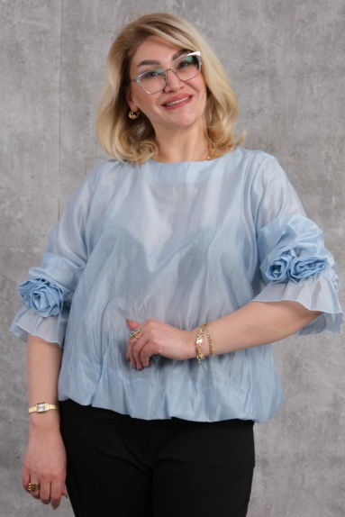  Этот элегантный женский блуз большого размера сочетает в себе элегантность и комфорт. Блузка имеет привлекательный внешний вид благодаря своему синему цвету и изготовлена из смеси 65% хлопка, 30% полиэстера и 5% эластана. Как передняя, так и задняя стороны демонстрируют тонкие детали, привлекающие внимание. Цветочные узоры на рукавах придают ей уникальность. Блузка представлена в четырех размерах: 42, 44, 46 и 48, что позволяет легко найти наиболее подходящий для вашего типа фигуры. Эта блузка, представляющая собой сочетание современного стиля и комфорта, станет идеальным дополнением к вашему гардеробу.