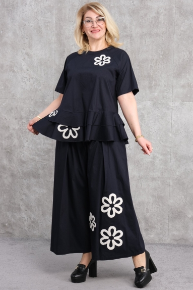  Этот продукт представляет собой специальный комплект для женщин большого размера, выполненный в элегантном темно-синем цвете. Размеры 50, 52, 54 и 56. Состав ткани: 65% хлопок, 30% полиэстер и 5% эластан. Комплект состоит из блузки и брюк. Блузка имеет короткие рукава и плиссированную деталь внизу, что придает ей элегантный вид. Брюки широкие, что обеспечивает комфорт и свободу движения. Оба предмета украшены цветочными узорами, придавая изделию шикарный вид.