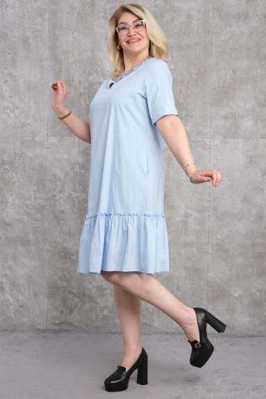  Этот продукт - Повседневное Платье, предназначенное для женщин большого размера. Платье синего цвета и доступно в размерах 50, 52, 54 и 56. Состав ткани: 65% хлопок, 30% полиэстер, 5% эластан. Передняя и задняя части платья разработаны с учетом свободной посадки. Это платье длиной по колено и с короткими рукавами идеально подходит для повседневной носки. На передней части есть небольшой деталь с оборками, добавляющий текстуру, а на задней - строчки для обеспечения комфортной посадки.
