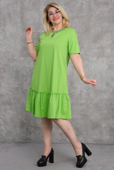  Это платье сочетает в себе комфорт и элегантность в повседневной одежде для женщин большого размера. Его ярко-зеленый цвет привлекает внимание, а размеры варьируются от 50 до 56. Состав ткани включает 65% хлопка, 30% полиэстера и 5% эластана. Свободный крой и хлопковая смесь делают его идеальным для ежедневного использования, а короткие рукава и рюши в нижней части придают современный вид.