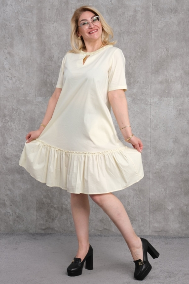  Это повседневное платье для женщин больших размеров предлагает комфорт и стиль благодаря своему желтому цвету. Доступно в размерах 42, 44, 46 и 48. Состав ткани: 65% хлопок, 30% полиэстер и 5% эластан. Эта смесь делает платье как гибким, так и долговечным. Идеально подходит для повседневной носки, это платье обеспечивает свежесть и комфорт даже в жаркие летние дни.