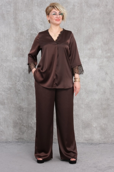  This product is a stylish two-piece set designed for plus-size women. The set is in dark brown color and consists of a V-neck blouse with lace details and wide-leg pants. The available sizes for this product are 42, 44, 46, and 48. The fabric composition includes 65% Cotton, 30% Polyester, and 5% Elastane, providing high comfort and flexibility. The lace details on the blouse and the wide-leg cut of the pants offer an elegant and sophisticated look.