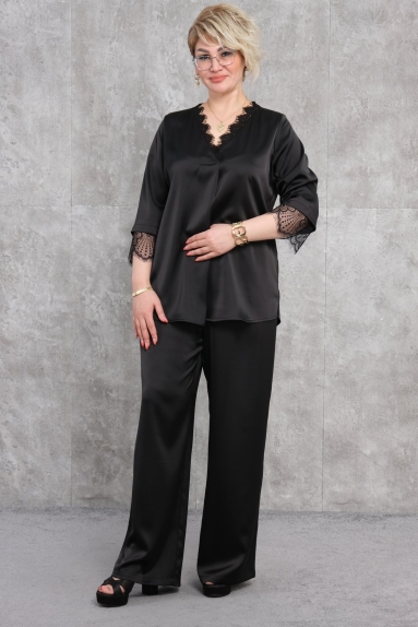 This stylish black plus-size womens two-piece set combines comfort and elegance. It is available in sizes 42, 44, 46, and 48, and the fabric composition consists of 65% Cotton, 30% Polyester, and 5% Elastane. The top features a V-neck detail and lace trimmings on the sleeves, adding a special touch to the design. The pants have a loose fit, ensuring comfort. This set provides both elegance and comfort and can be chosen for special occasions or daily wear.