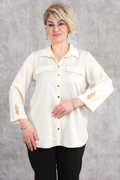  This plus-size womens blouse is crafted in an elegant yellow color and made from 100% polyester fabric. The front of the blouse features a button-down design and two pocket details. Additionally, the sleeves have decorative openings. The back is adorned with transparent lace details. This blouse combines elegance and comfort, making it available in sizes 42, 44, 46, and 48, ensuring a perfect fit for everyone.
