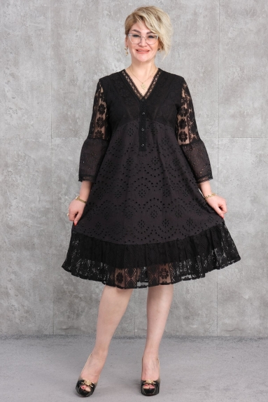  This elegant plus-size womens dress combines elegance and style with its black color. The lace details on both the front and back of the dress complete your elegance. Made from 100% cotton fabric, this dress offers both comfort and quality. Available in sizes 42, 44, 46, and 48, each option prioritizes your comfort and style. With long sleeves and a length that reaches the knees, this dress is perfect for any special occasion and event.