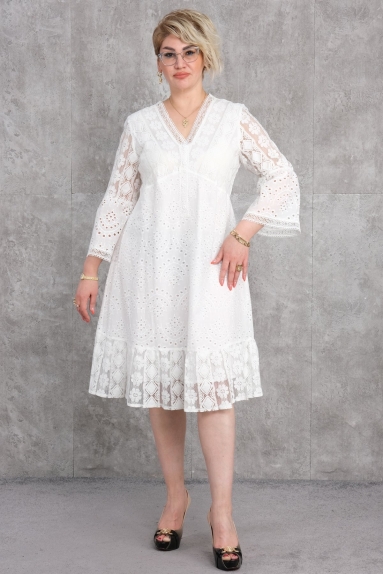  This plus-size womens dress comes in white and features an elegant and stylish design. Made from 100% cotton fabric, it ensures maximum comfort and breathability. The dress is available in sizes 42, 44, 46, and 48. It stands out with its lace details and embroidered motifs. The V-neck design and long, wide-cuffed sleeves offer a modern and comfortable look. The lace detailing on both the sleeves and the hem adds a sophisticated touch to the dress.