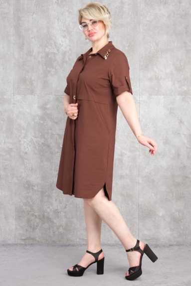  This plus-size womens dress is brown in color. The dress is available in sizes 42, 44, 46, and 48. The fabric composition is 65% cotton, 30% polyester, and 5% elastane. It features a button-down design on the front and has sleeves that extend to the elbows. The sides of the dress have slit details. The collar area includes decorative buttons and accessories.
