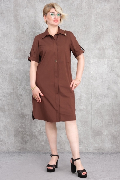  This Plus Size womens dress is a perfect choice that offers both elegance and comfort. Its brown color provides a sophisticated look, while the 65% cotton, 30% polyester, and 5% elastane fabric content ensures comfort. Available sizes are 50, 52, 54, and 56. The dress features button details on the front and has short sleeves. It is an ideal choice for both daily wear and special occasions.