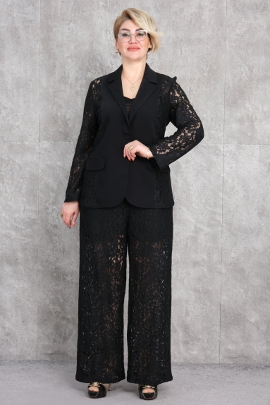  This product is a plus-size womens two-piece suit, designed in a sophisticated black color. The suit is available in sizes 42, 44, 46, and 48, and is made entirely from 100% polyester fabric. The jacket features elegant lace details and is fastened with a single button. The pants are also adorned with lace and have a comfortable fit. This product is designed for a smart and comfortable look, suitable for both office environments and special occasions.