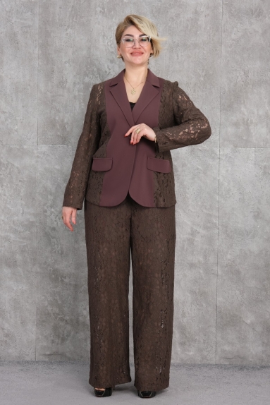  This elegant Plus Size womens Two-Piece Suit is ideal for adding sophisticated elegance to your wardrobe. The suit is brown and consists of a blazer and wide-leg pants. The blazer features two flap pockets on the front and is adorned with lace details. The wide-leg pants are designed with the same stylish lace detail. The fabric content is 100% Polyester, ensuring both comfort and chicness. Available sizes: 42, 44, 46, and 48.